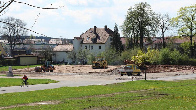Am Rande der Aischauen wird ein hochwassersicherer Lagerplatz aufgeschüttet. Foto: Andreas Dorsch