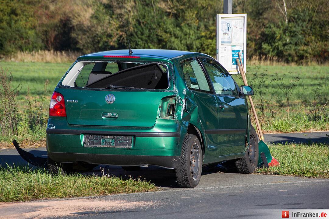 Transporter kollidiert mit Kleinwagen und kracht in Bushaltestelle