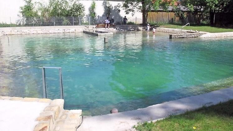 Der Feuerlöschteich in Hellingen wurde zu einem attraktiven kleinen Freibad umgestaltet. Foto: Gerold Snater
