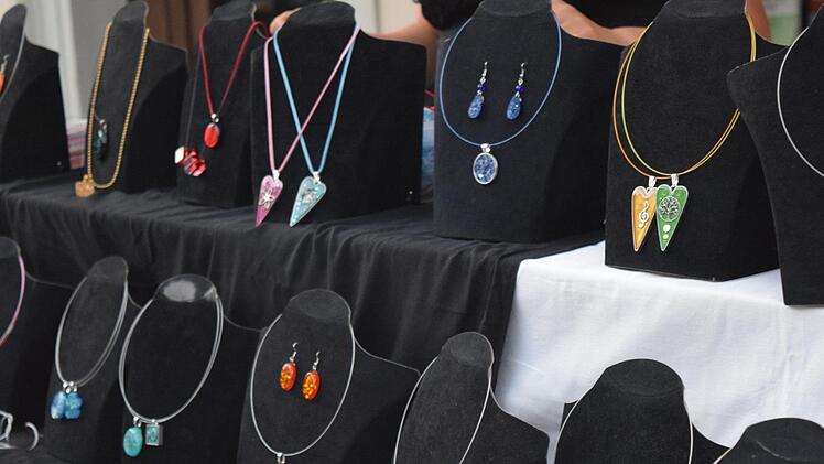 Besonders für Damen ein Hingucker: Auf dem Flohmarkt gab es unter anderem Edelsteinschmuck.  Foto: Daniela Pondelicek