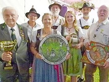 Die Regentschaft der Autenhausener Schützen (von links): Otto Jahrsdörfer, Uwe Jahrsdörfer, Stefanie Jahrsdörfer, Leo Jahrsdörfer, Anna Jahrsdörfer, Franz Jahrsdörfer und Dieter Stern. Fotos: Lothar Weidner