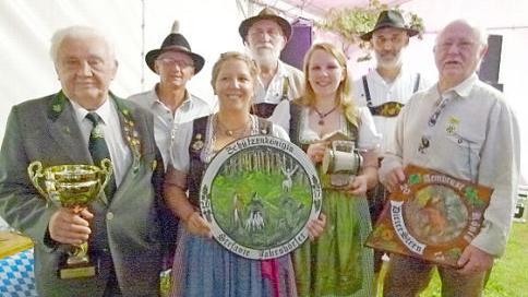 Die Regentschaft der Autenhausener Schützen (von links): Otto Jahrsdörfer, Uwe Jahrsdörfer, Stefanie Jahrsdörfer, Leo Jahrsdörfer, Anna Jahrsdörfer, Franz Jahrsdörfer und Dieter Stern. Fotos: Lothar Weidner