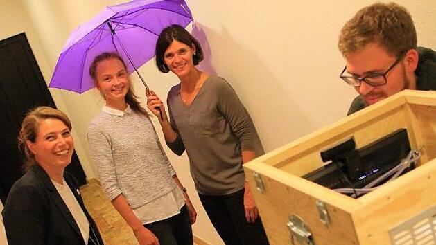 Als kleine &Uuml;berraschung d&uuml;rfen sich das Tandem Beate Speyerer (rechts mit Schirm) und Ricarda Schnelle ablichten lassen. Organisiert haben die Aktion die Gleichstellungsbeauftragte des Landkreises, Tanja B&auml;cher-S&uuml;rgers (links) und Stefan Hofknecht (BdKJ). Fotos: Katja Nauer