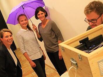Als kleine Überraschung dürfen sich das Tandem Beate Speyerer (rechts mit Schirm) und Ricarda Schnelle ablichten lassen. Organisiert haben die Aktion die Gleichstellungsbeauftragte des Landkreises, Tanja Bächer-Sürgers (links) und Stefan Hofknecht (BdKJ). Fotos: Katja Nauer