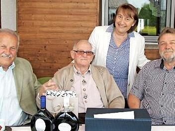 Dem Jubilar Adolf Faßbender gratulierten Valentin Schaub (l.), Gabriele Klaußer und Horst Rehder (r.).  Foto: Richard Sänger