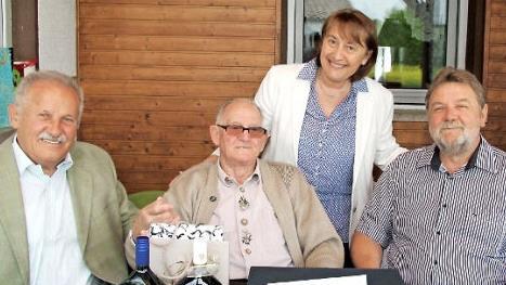 Dem Jubilar Adolf Faßbender gratulierten Valentin Schaub (l.), Gabriele Klaußer und Horst Rehder (r.).  Foto: Richard Sänger