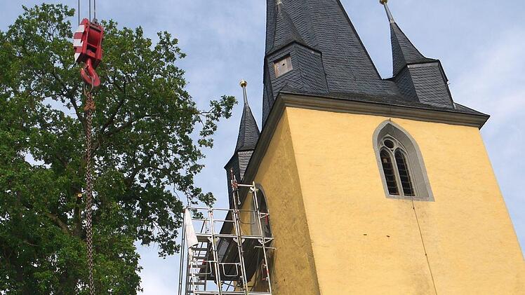 Alles im Griff:  Gerd Klemptner schaut zu, wie die rund 1600 Kilo schwere große Glocke in den Turm der Gleußener Kirche gehoben wird.   Diese Aktion lief, wie der ganze Tag, reibungslos.Berthold Köhler