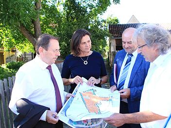 Bürgermeister Werner Stöcker (2.v.r.) und Stadtplaner Frieder Müller-Maatsch (rechts) erklärten der Ministerin Ilse Aigner beim Rundgang durch Uehlfeld den "grünen Ring" von Fußwegen, der den ganzen Ort durchzieht. Links CSU-Landtagsabgeordneter Hans Herold.  Foto: Andreas Dorsch