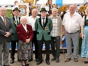 Bei den Ehrungen ( von links): Ewald Gohlke, Axel Müller, Otto Trinkwalter, Erika Borowansky, Günter Pfadenhauer, Thorsten Förtsch, Alfred Trebes, Kurt Thyzel, Julia Fiedler und Vorsitzender Willy Fiedler Foto: eh