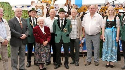 Bei den Ehrungen ( von links): Ewald Gohlke, Axel Müller, Otto Trinkwalter, Erika Borowansky, Günter Pfadenhauer, Thorsten Förtsch, Alfred Trebes, Kurt Thyzel, Julia Fiedler und Vorsitzender Willy Fiedler Foto: eh