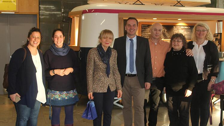 Großes Hallo auf deutscher und italienischer Seite: Lehrerin Laura Verlicchi, Übersetzerin Julia Kraus, die Leiterin des "Polo Tecnico Professionale di Lugo" Milla Lacchini und der Leiter des beruflichen Schulzentrums Alexander Battistella, Gordan Bedenikovic von der FOS in Kulmbach, die Präsidentin des Partnerschaftskomitees Alessandra Montanara und Silke Scheffold von der FOS setzen alles daran, um die Parternschaft mit Leben zu füllen. Foto: Sonny Adam