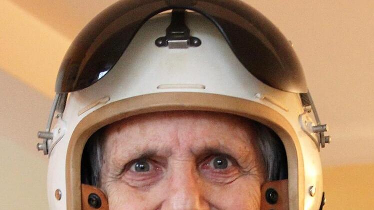 Auch im Hubschrauber war die Flugbereitschaft unterwegs. Seine alte Montur passt Herbert Mengesdorf noch. Diana Fuchs