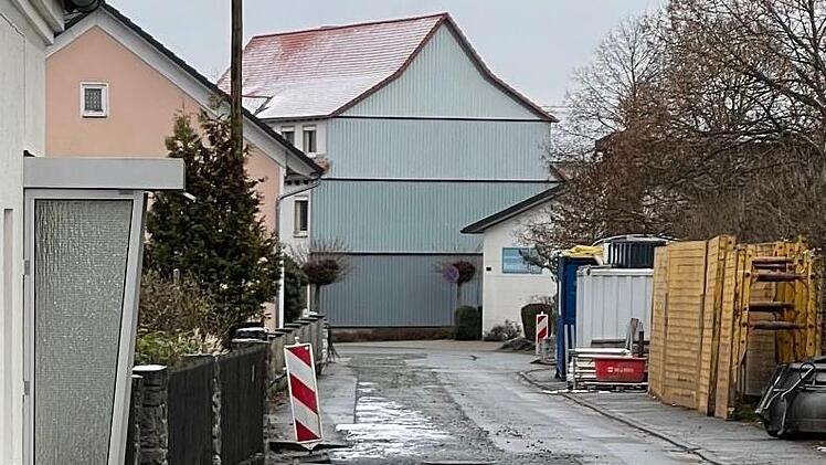 Der bisherige Verlauf der Kanalbaustelle ist hier zu erkennen. Bis etwa 1,50 Meter vor dem Haus von Antonina Haas wird aufgebaggert. Foto: Jürgen Gärtner