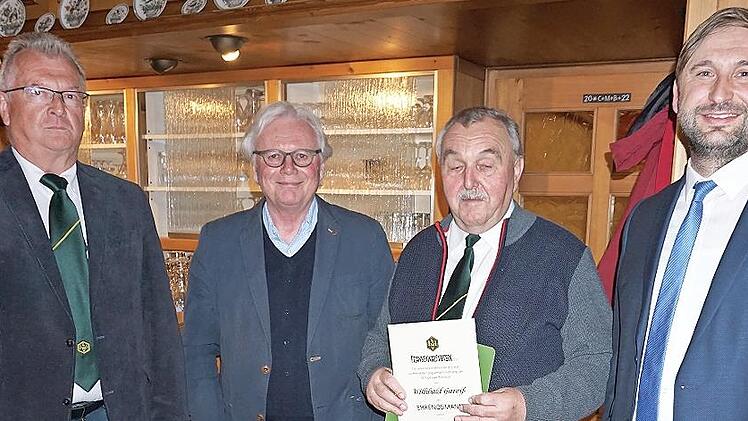 Willibald Gareiß wurden zum Ehrenobmann ernannt. Im Bild von links: der neue Obmann Jürgen Goller, Hauptvereinsvorsitzender Dieter Frank, Ehrenobmann Willibald Gareiß und Bürgermeister Christian Ruppert