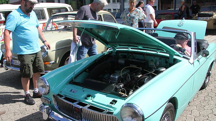 Angela Gei&szlig;hardt gew&auml;hrte gerne einen Blick unter die Haube ihres mintgr&uuml;nen MG Midget, Baujahr 1968. Foto: Sonny Adam