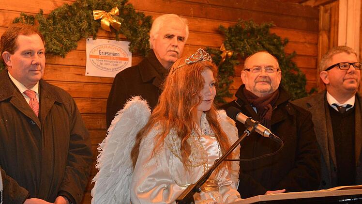 Georg Fischer (Marktkaufleute), Sozialreferent  Ralf Haupt,  Bgm. Hipelius und  Stadtrat W. Metzner (SPD)  lauschen dem "Christkind".