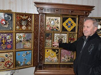 Rudolf Tischer zeigt den "Herzensschrein" von Schloss Rügland im Landkreis Ansbach. Foto: Ronald Rinklef