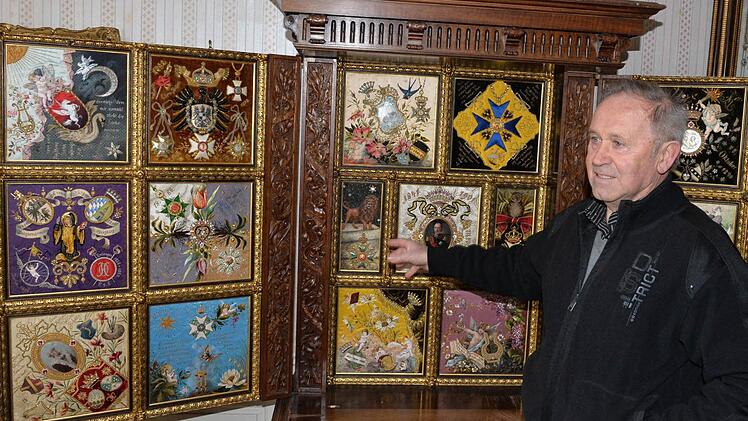 Rudolf Tischer zeigt den "Herzensschrein" von Schloss Rügland im Landkreis Ansbach. Foto: Ronald Rinklef