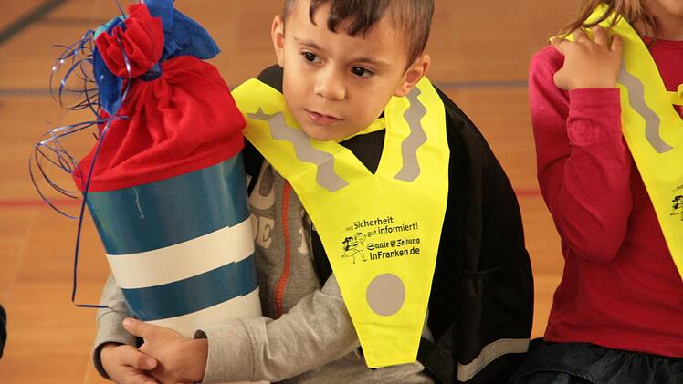 Übergabe der Sicherheitsdreiecke zum Schulanfang 2014 in Münnerstadt. Fotos: Paul Ziegler/Heike Beudert