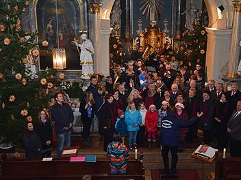 Alle Mitwirkenden im Chor der Prappacher Kirche beim gemeinsamen "O du fröhliche" Foto: Dietmar Hetterich