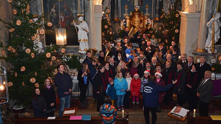 Alle Mitwirkenden im Chor der Prappacher Kirche beim gemeinsamen "O du fröhliche" Foto: Dietmar Hetterich