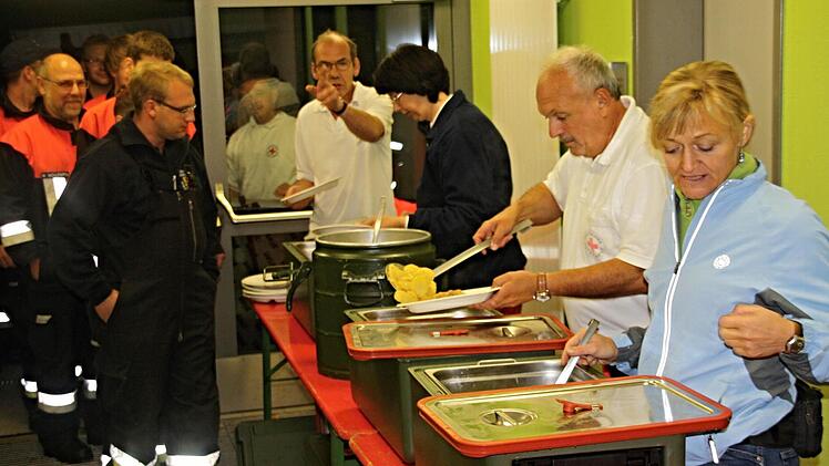 Immer wenn es um Verpflegung von Einsatzkräften geht, bei Übungen oder im Ernstfall, ist der Verpflegungsdienst der BRK-Bereitschaft Untermerzbach gefragt. Foto: Helmut Will