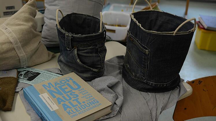 Das kann Upcycling sein: Schöne Taschen aus alter Jeans. Foto: Elisabeth Assmann