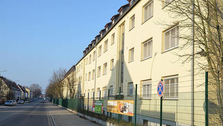 Künftig mit Aufzug? Pines-Häuser an der Zollnerstraße. Foto: Archiv/Ronald Rinklef