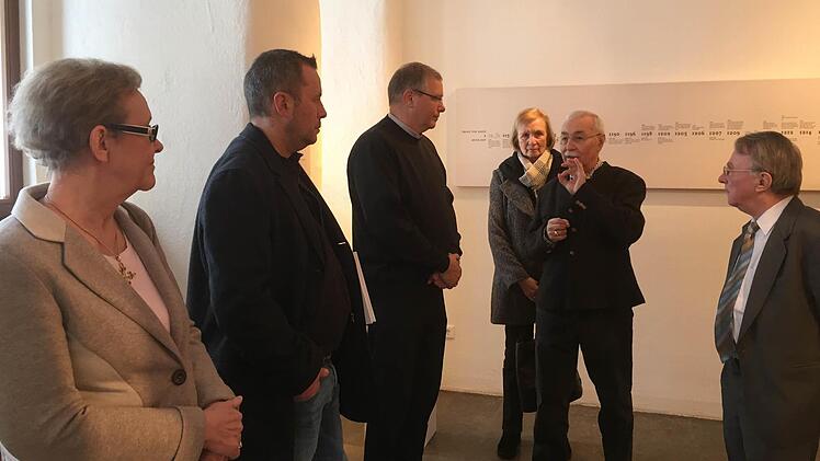 Ausstellungseröffnung auf dem Kreuzberg (von rechts nach links): Herr Baumann, Günter Metz, Anni Metz, Bischof Bernardo Bahlmann, Klaus Metz und Monika Baumann. Foto: Regina Rinke