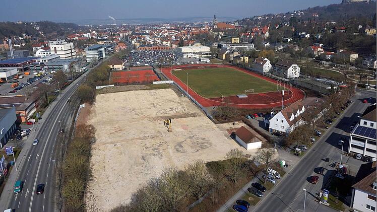 Hier, an der Ecke Bamberg/Karchestraße, entsteht die neue Halle.  Foto: Volkmar Franke / www.hochbild-design.de