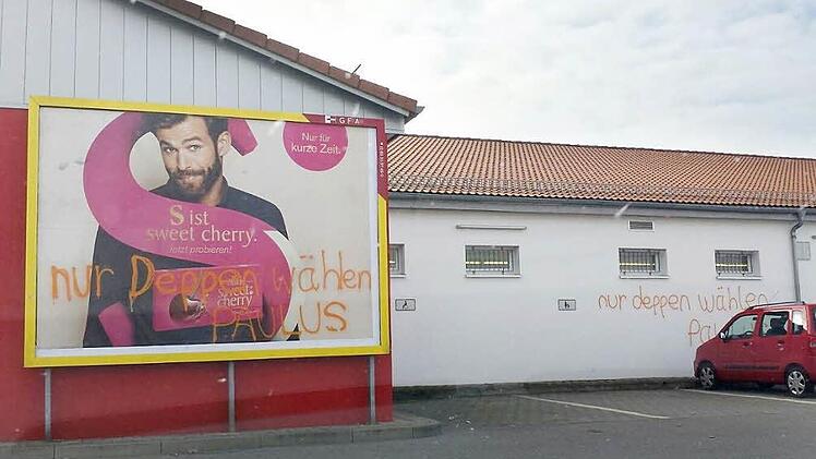Schon wieder gibt's großflächige Schmierereien in Knetzgau gegen den Bürgermeister Stefan Paulus: diesmal an einem Markt.  Foto: Christian Licha
