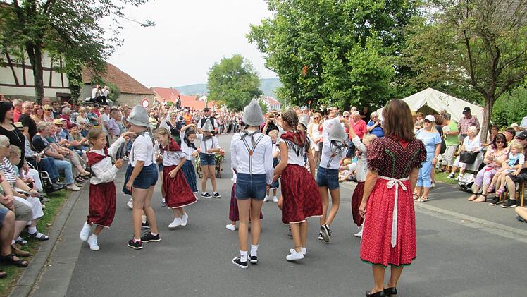 Die Kinder-Volkstanzgruppe zeigte unter Beifall ihr Erlerntes. Foto: Winfried Ehling