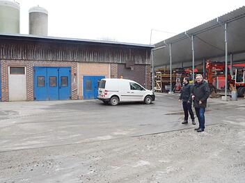 Bürgermeister Hans Pietz (rechts) und Leiter des Bauwesens, Andreas Schorn, erläutern im Innenhof des Bauhofs Pressig, dass das Gebäude links einem Neubau weichen wird. Karl-Heinz Hofmann