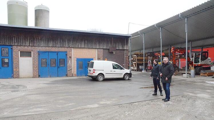 Bürgermeister Hans Pietz (rechts) und Leiter des Bauwesens, Andreas Schorn, erläutern im Innenhof des Bauhofs Pressig, dass das Gebäude links einem Neubau weichen wird. Karl-Heinz Hofmann
