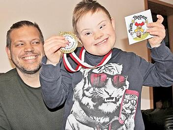 Stolzer Papa: Jens Neugebauer freut sich, dass Nils (9) im vergangenen Jahr so viele Fortschritte gemacht hat. Im Turnen hat er sogar eine "Gold-Medaille" gewonnen. Foto: Christiane Lehmann