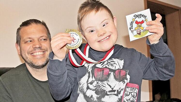 Stolzer Papa: Jens Neugebauer freut sich, dass Nils (9) im vergangenen Jahr so viele Fortschritte gemacht hat. Im Turnen hat er sogar eine "Gold-Medaille" gewonnen. Foto: Christiane Lehmann