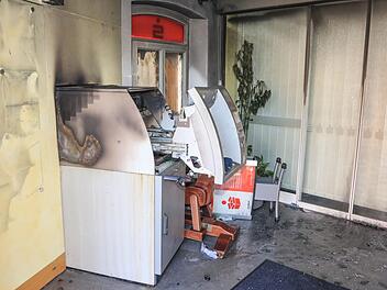 Mit voller Wucht sprengten unbekannte Täter in der Nacht zum Donnerstag den Geldautomaten einer Sparkassenfiliale in Schlüsselfeld. Foto: News5/Merzbach