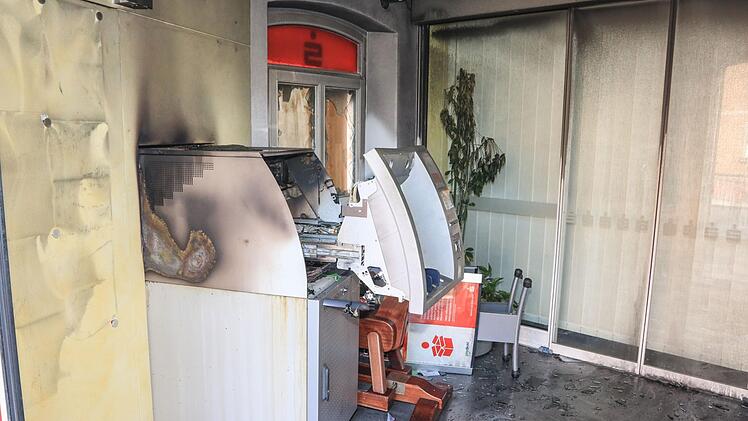 Mit voller Wucht sprengten unbekannte Täter in der Nacht zum Donnerstag den Geldautomaten einer Sparkassenfiliale in Schlüsselfeld. Foto: News5/Merzbach