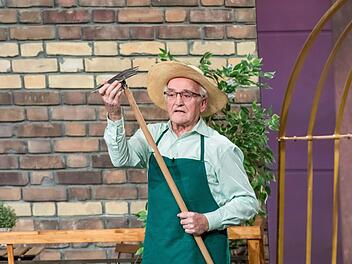 Hat seinen "Deal" bei der Sendung "Die Höhle der Löwen" gemacht: Rudolf Wild aus Baunach mit seiner Erfindung. Die Multifunktions-Harke für die Gartenarbeit ist der Renner.  Foto: Vox