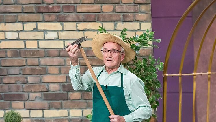 Hat seinen "Deal" bei der Sendung "Die Höhle der Löwen" gemacht: Rudolf Wild aus Baunach mit seiner Erfindung. Die Multifunktions-Harke für die Gartenarbeit ist der Renner.  Foto: Vox