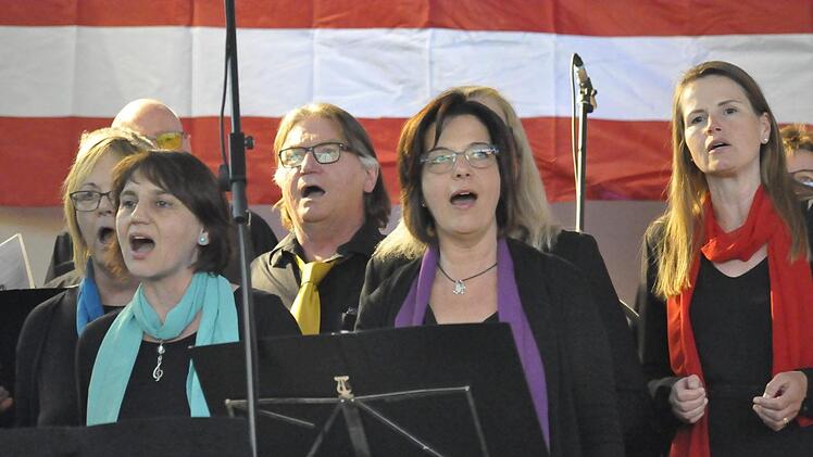 Amerikanisches Flair mit Gospelsongs: Der Gospelchor "Lift your voice" unter der Leitung von Christel Hentschel. Foto: Peter Klopf