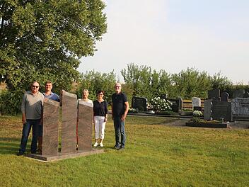 Durch das große ehrenamtliche Engagement der Bürger bietet ab sofort auch der Friedhof in Dietersdorf Möglichkeiten zur anonymen oder halbanonymen Bestattung. Am heutigen Samstag wird das mit drei Stelen gestaltete Urnenfeld eingeweiht. Damit sieht sich die Arbeitsgruppe, der (von links) Peter Rotter, Wolfgang Brasch, Roswitha Baumann, Margot Dehler, und Günther Dötschel angehörten, nach rund 120 unentgeltlichen Arbeitsstunden am Ziel. Foto: Bettina Knauth