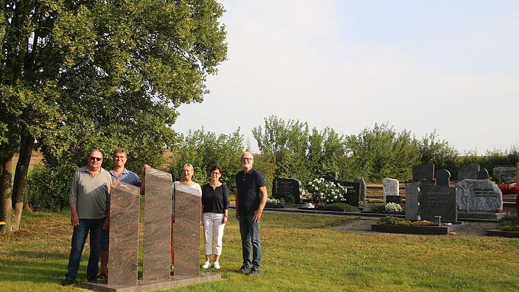 Durch das große ehrenamtliche Engagement der Bürger bietet ab sofort auch der Friedhof in Dietersdorf Möglichkeiten zur anonymen oder halbanonymen Bestattung. Am heutigen Samstag wird das mit drei Stelen gestaltete Urnenfeld eingeweiht. Damit sieht sich die Arbeitsgruppe, der (von links) Peter Rotter, Wolfgang Brasch, Roswitha Baumann, Margot Dehler, und Günther Dötschel angehörten, nach rund 120 unentgeltlichen Arbeitsstunden am Ziel. Foto: Bettina Knauth