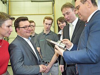 High Tech gab es für die CSU-Delegation beim Betriebsrundgang bei der Firma Stammberger Werkzeugbau in Niederndorf zu sehen: (von links) Nina Klett, Christoph Herold, Bastian, Kai, Kerstin und Wolfgang Stammberger und Hans-Peter Friedrich. Foto: Gabi BErtram