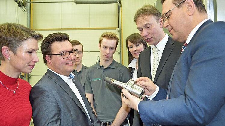 High Tech gab es für die CSU-Delegation beim Betriebsrundgang bei der Firma Stammberger Werkzeugbau in Niederndorf zu sehen: (von links) Nina Klett, Christoph Herold, Bastian, Kai, Kerstin und Wolfgang Stammberger und Hans-Peter Friedrich. Foto: Gabi BErtram