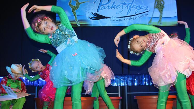 Anmutig: die "Knirpse" der "Parkettfeger" als Prima Ballerinas. Foto: Stephan Stöckel
