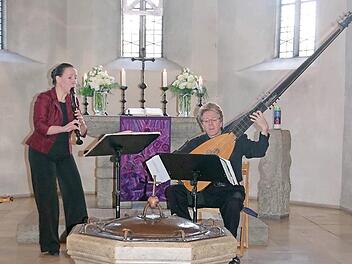 Im kongenialen Zusammenspiel gab das Duo "La Vigna" mit Theresia und Christian Stahl einen spannenden Einblick in die Klangwelten vergangener Jahrhunderte. Foto: Heike Schülein