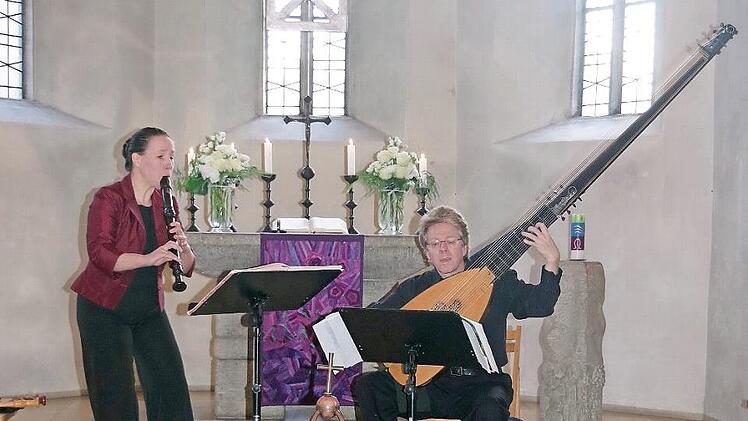 Im kongenialen Zusammenspiel gab das Duo "La Vigna" mit Theresia und Christian Stahl einen spannenden Einblick in die Klangwelten vergangener Jahrhunderte. Foto: Heike Schülein