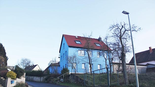 Auf den kleinen Anbau des blauen Hauses soll der Funkmast hin. Die Anwohner sind entsetzt.  Foto: Lucie Homann
