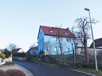 Auf den kleinen Anbau des blauen Hauses soll der Funkmast hin. Die Anwohner sind entsetzt.  Foto: Lucie Homann